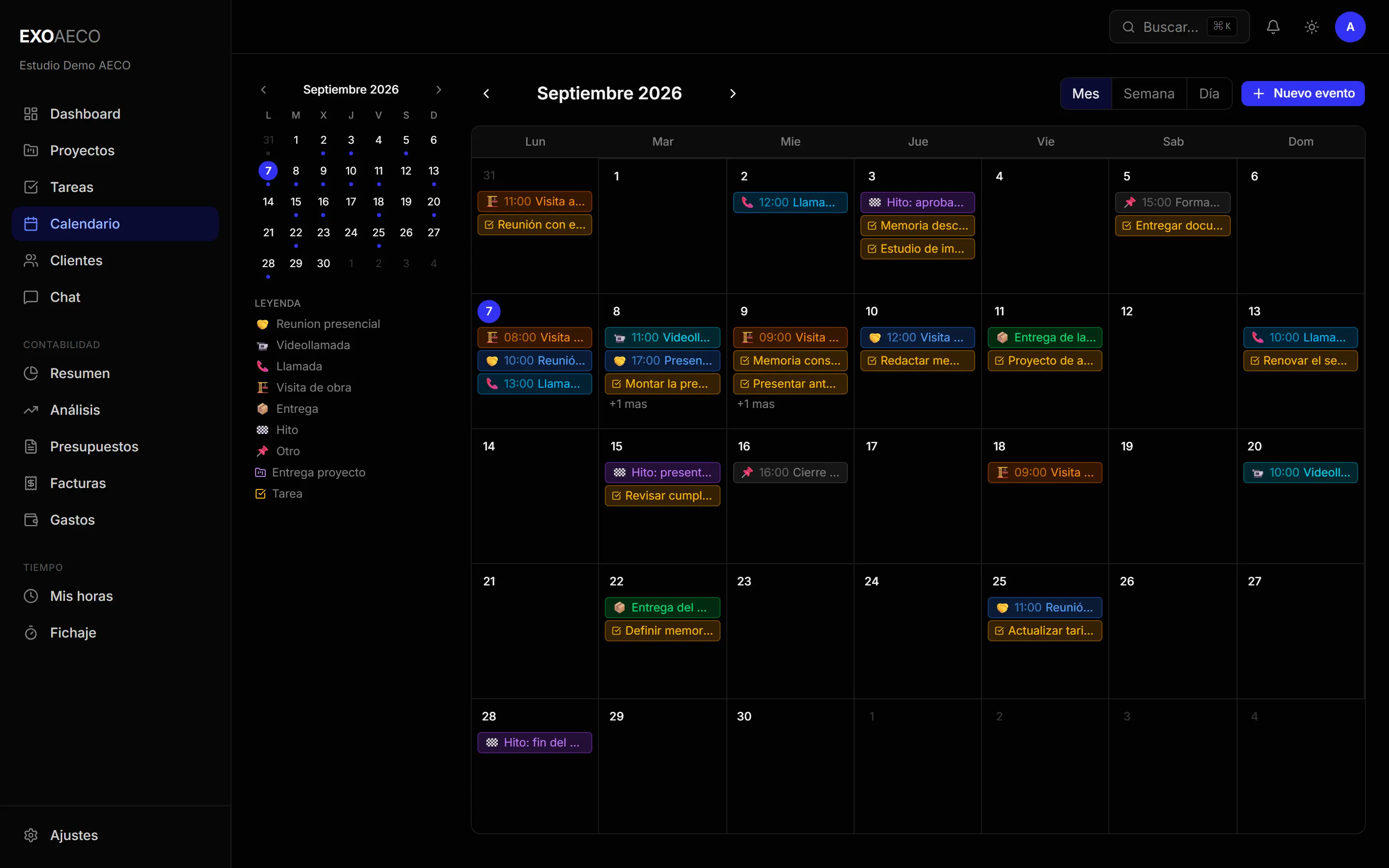 Calendario mensual de Exo AECO con visitas de obra, entregas, reuniones e hitos repartidos por los días del mes.