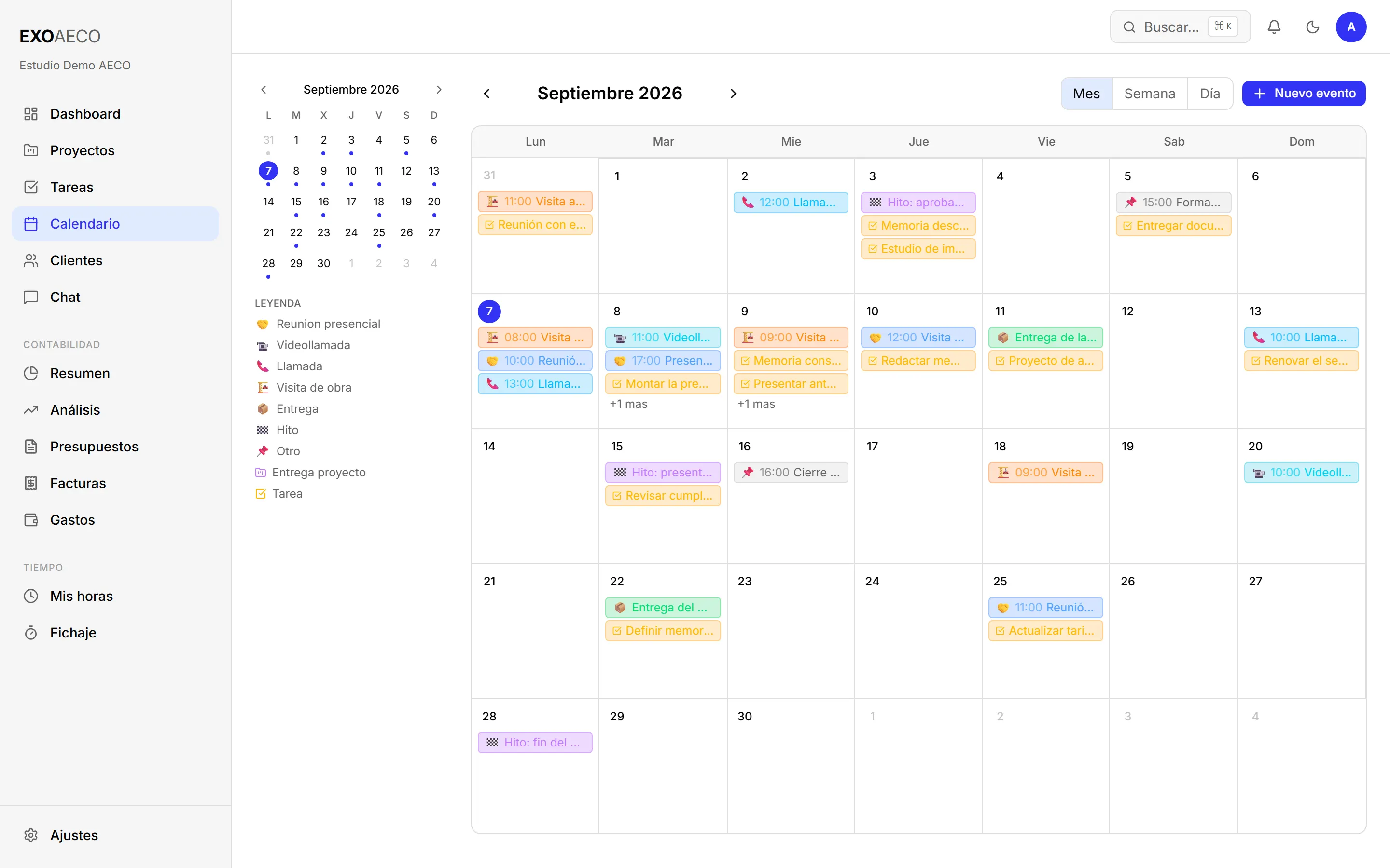 Calendario mensual de Exo AECO con visitas de obra, entregas, reuniones e hitos repartidos por los días del mes.